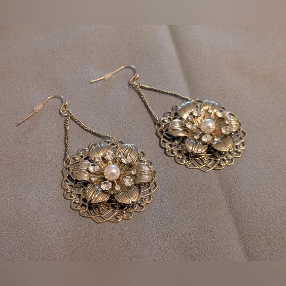Elegant Gold Floral Earrings - Picture 1 of 1